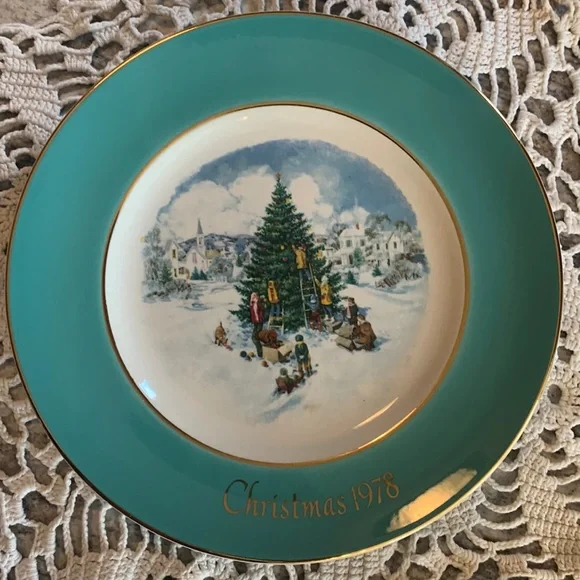 Vintage Christmas Plate 1978 - Picture 2 of 8